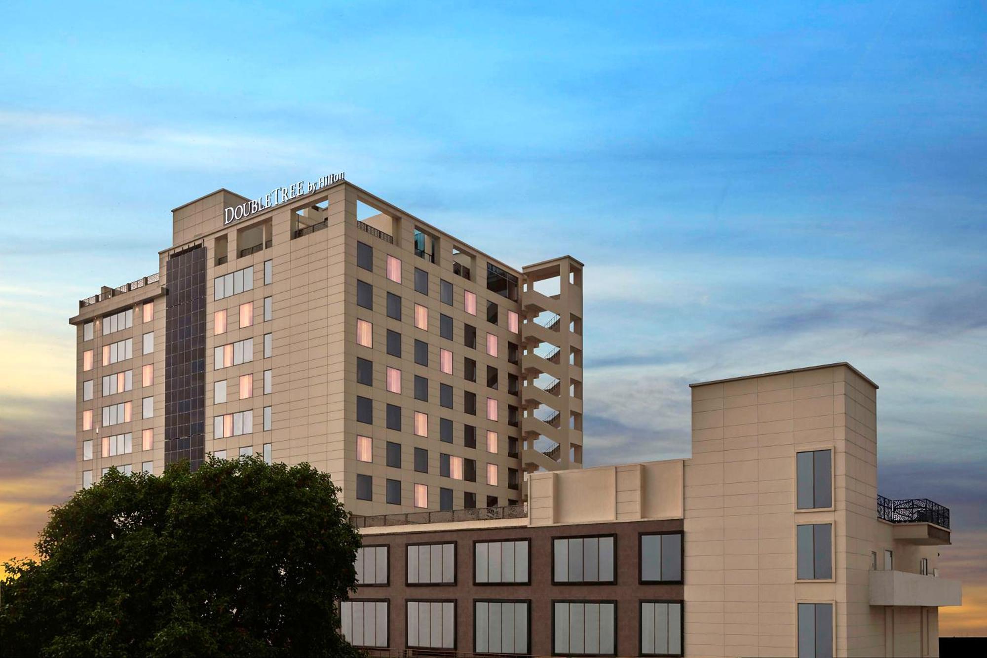 Doubletree By Hilton Varanasi Bagian luar foto